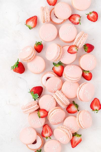 Strawberry Macarons with strawberries